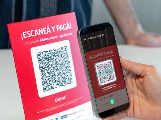 Celular con App Santander escanenado un código QR