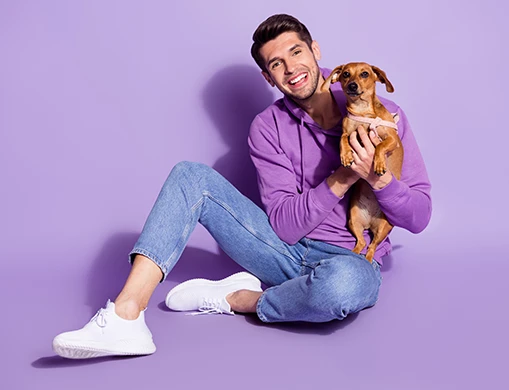 Hombre abrazando a un perro