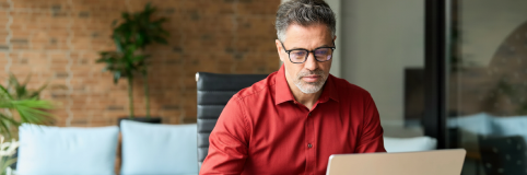 Profesional gestionando financiamiento empresarial con acuerdo en cuenta corriente.