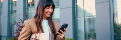 Profesional usando su celular para gestionar financiamiento empresarial con ECHEQ.s