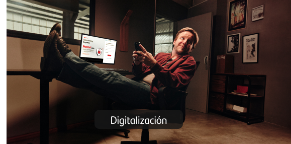 Hombre en la oficina gestionando su cuenta desde la computadora