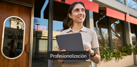 Mujer en la puerta del negocio gestionando desde su tablet