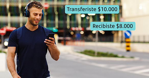 Hombre joven con auriculares usando el celular en la calle, con mensajes en pantalla que indican transferencias y recepción de dinero